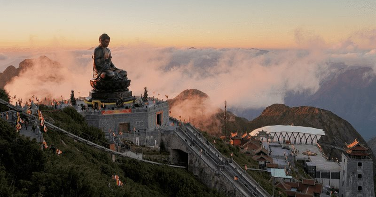 Lần đầu tiên trong lịch sử, người Việt dựng lên một công trình có trọng lượng tới 62 tấn trên độ cao 3.100m giữa biển mây, xác lập kỷ lục kỳ vĩ nhất châu Á