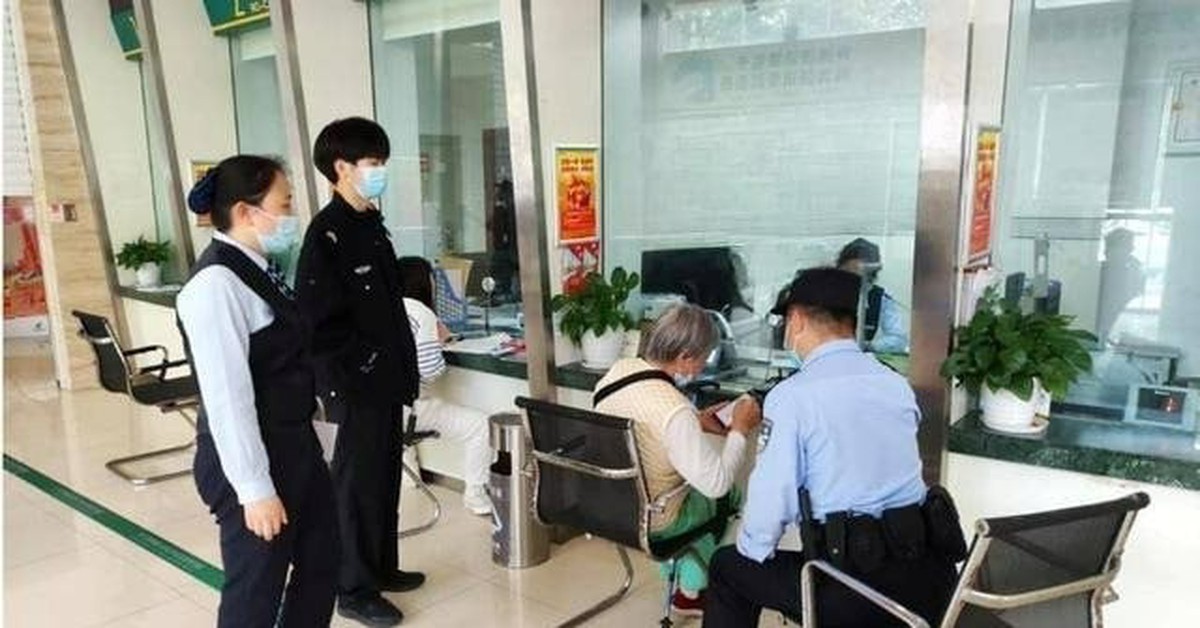 Tài khoản có 300 giao dịch tới 5 tỷ đồng nhưng không có nội dung chuyển: Công an điều tra người phụ nữ sinh năm 1954