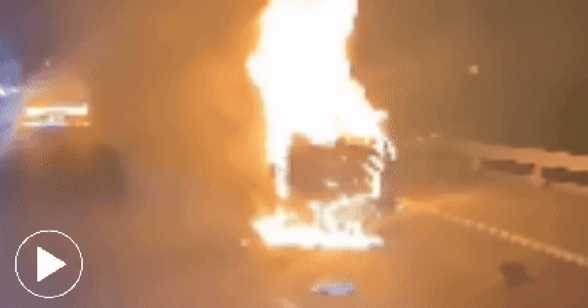 Ô tô cháy rụi, cao tốc TP.HCM - Trung Lương ùn tắc 10 km