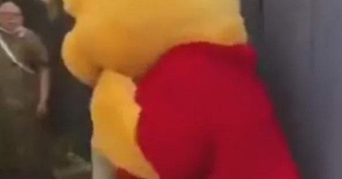 Bức ảnh đứa trẻ bên con thú nhồi bông mờ căm khiến nhiều người phải ngao ngán về cách 1 số cha mẹ dạy con!