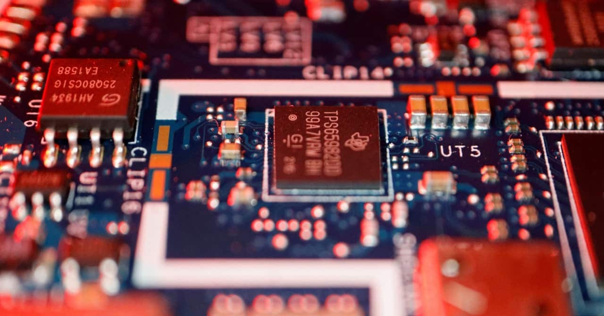 Không dùng dầu mỏ, tại sao toàn ngành bán dẫn toàn cầu lại đang khốn đốn vì eo biển Hormuz đóng cửa