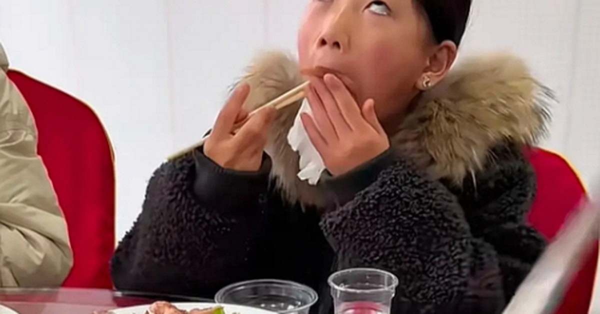 Bức ảnh đứa trẻ ngồi ăn cơm khiến dân mạng giật mình: Đây chính là hậu quả của việc bố mẹ không kiểm soát con xem gì trên điện thoại!