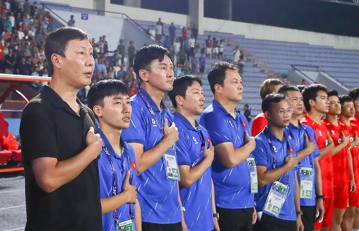 Người hùng thầm lặng” chia tay ĐT Việt Nam, HLV Kim Sang-sik mất phó tướng trước giải đấu lớn