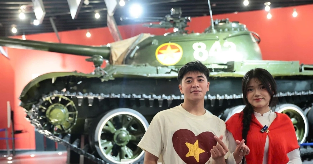 Giới trẻ xếp hàng check-in cùng ‘Bảo vật Quốc gia’ 843 và MiG-21