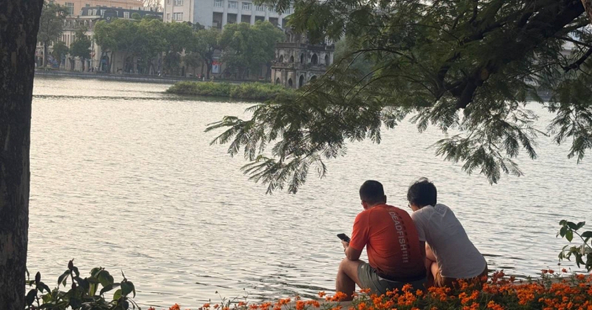 Không khí phố đi bộ Hồ Gươm sáng 1/5: Vắng tiếng hàng rong, vắng cả thanh niên!