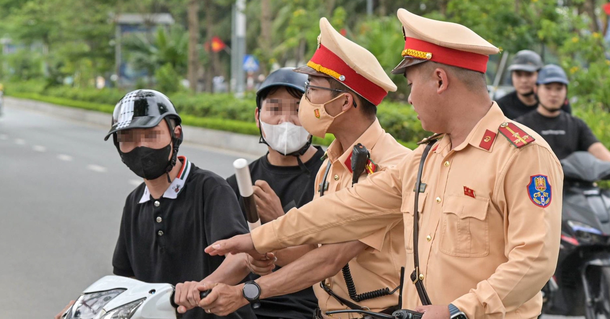 Hà Nội: Nhiều thanh niên rồ ga, quay xe chạy khi thấy CSGT nhưng không thoát