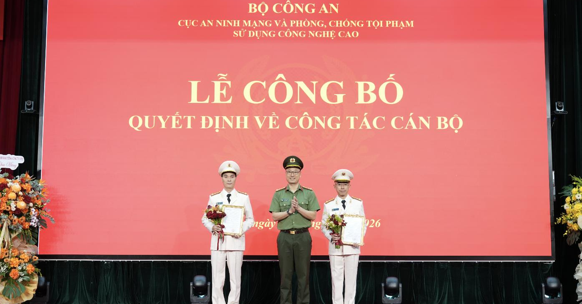 Về Bộ Công an, Chủ tịch và Tổng Giám đốc FPT Telecom được phong cấp thượng tá