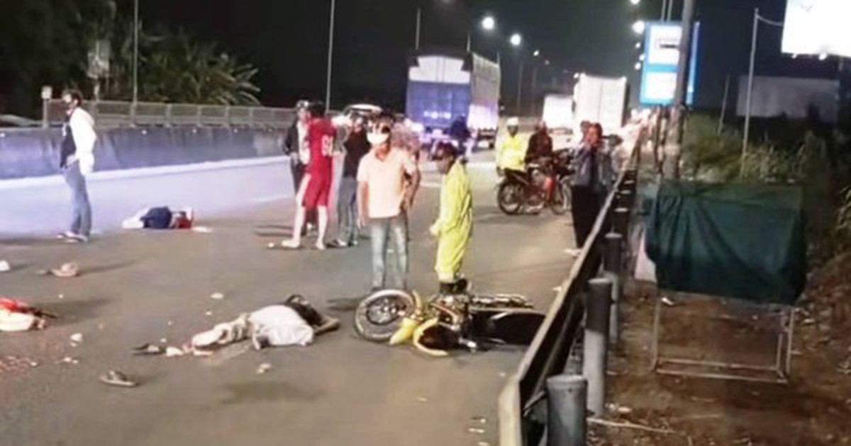 Ba cha con thương vong khi ô tô va chạm xe máy