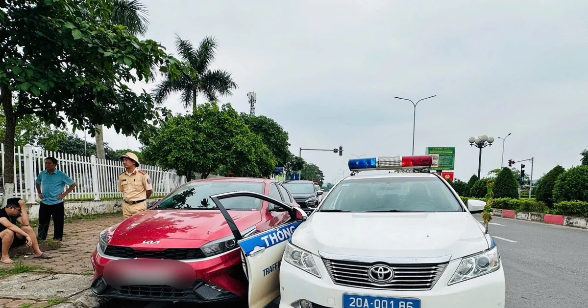 Tài xế vi phạm nồng độ cồn, chạy quá tốc độ đâm vào xe CSGT