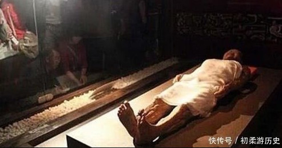 Phát hiện thi thể nữ bí ẩn trong lăng mộ Càn Long, kẻ trộm mộ vừa thấy mặt đã hét lớn: Không thể tin!