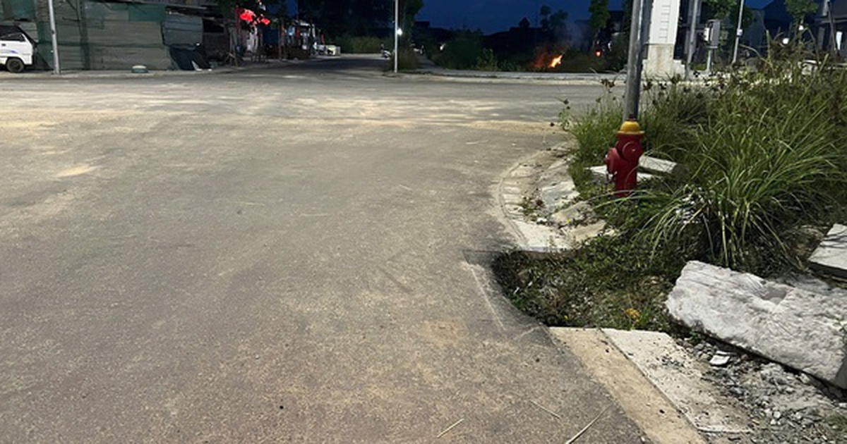 Hàng loạt hố sâu “há miệng” giữa khu tái định cư dự án cầu vượt cửa biển
