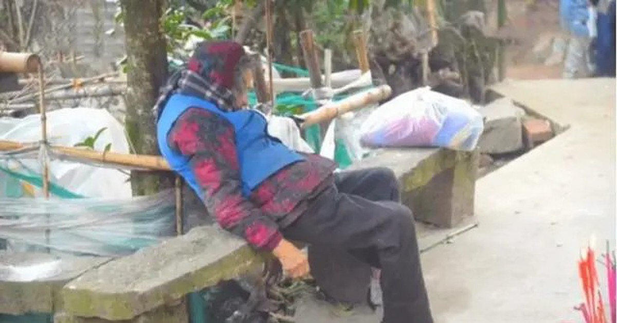 4 đứa con bất hiếu lần lượt đuổi mẹ già ra khỏi nhà, cụ bà chết cô độc giữa trời rét gây phẫn nộ