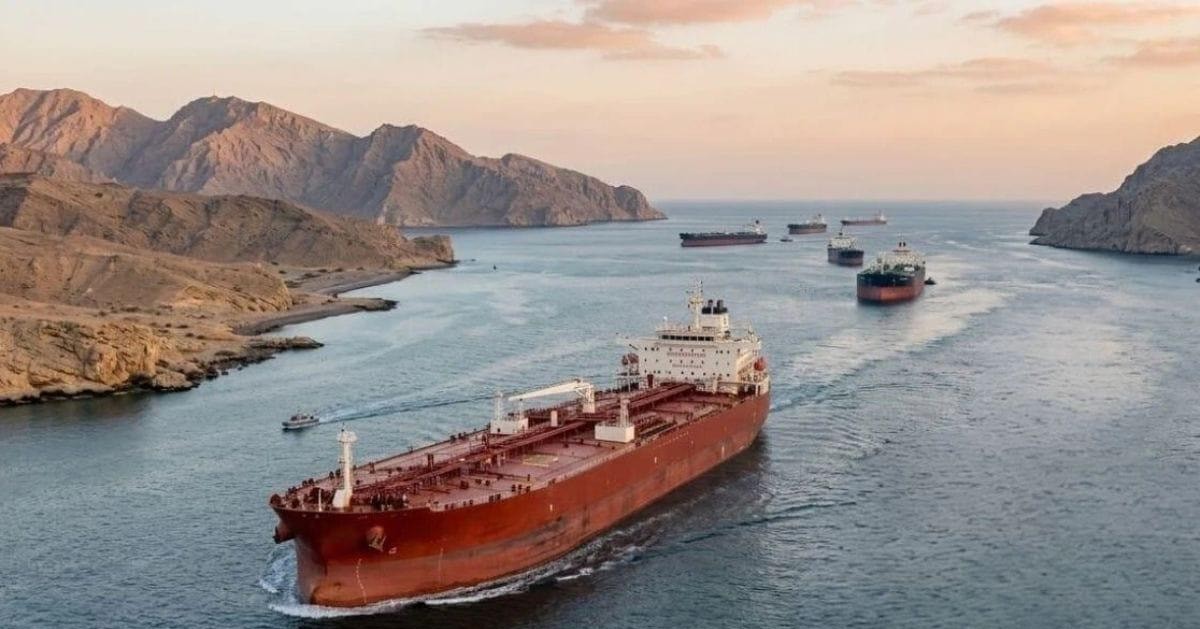 Loạt tàu dầu khổng lồ tìm thấy cách "đơn giản" để vượt Hormuz: Chỉ cần 1 nút bấm