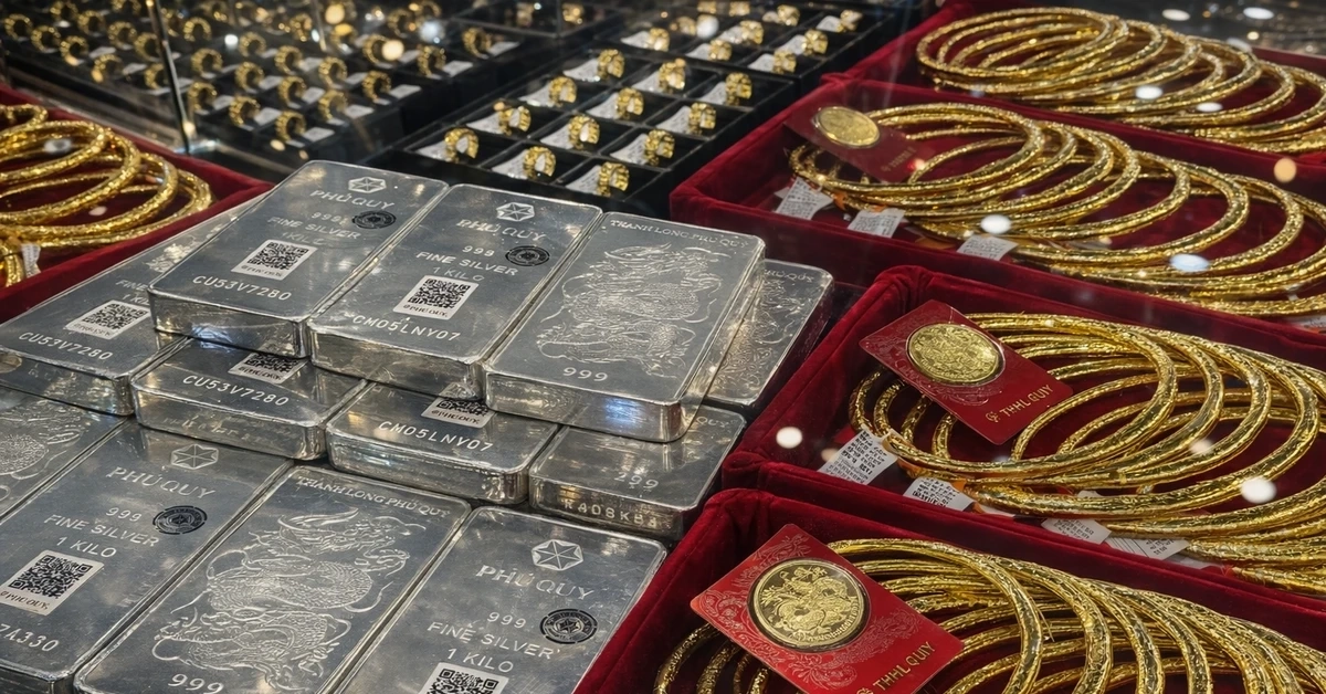 Giá vàng giảm mạnh, bạc neo cao