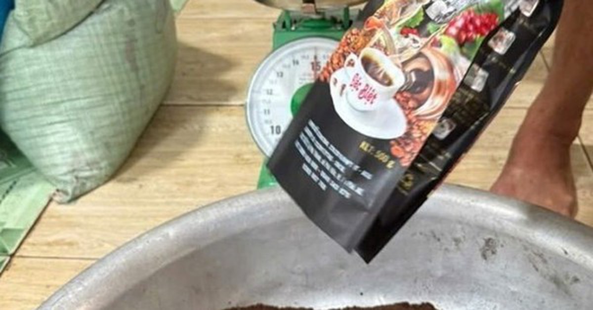 Đột kích 3 địa điểm, công an phát hiện đường dây sản xuất cà phê giả, tịch thu gần 600 kg bột cùng hàng nghìn bao bì