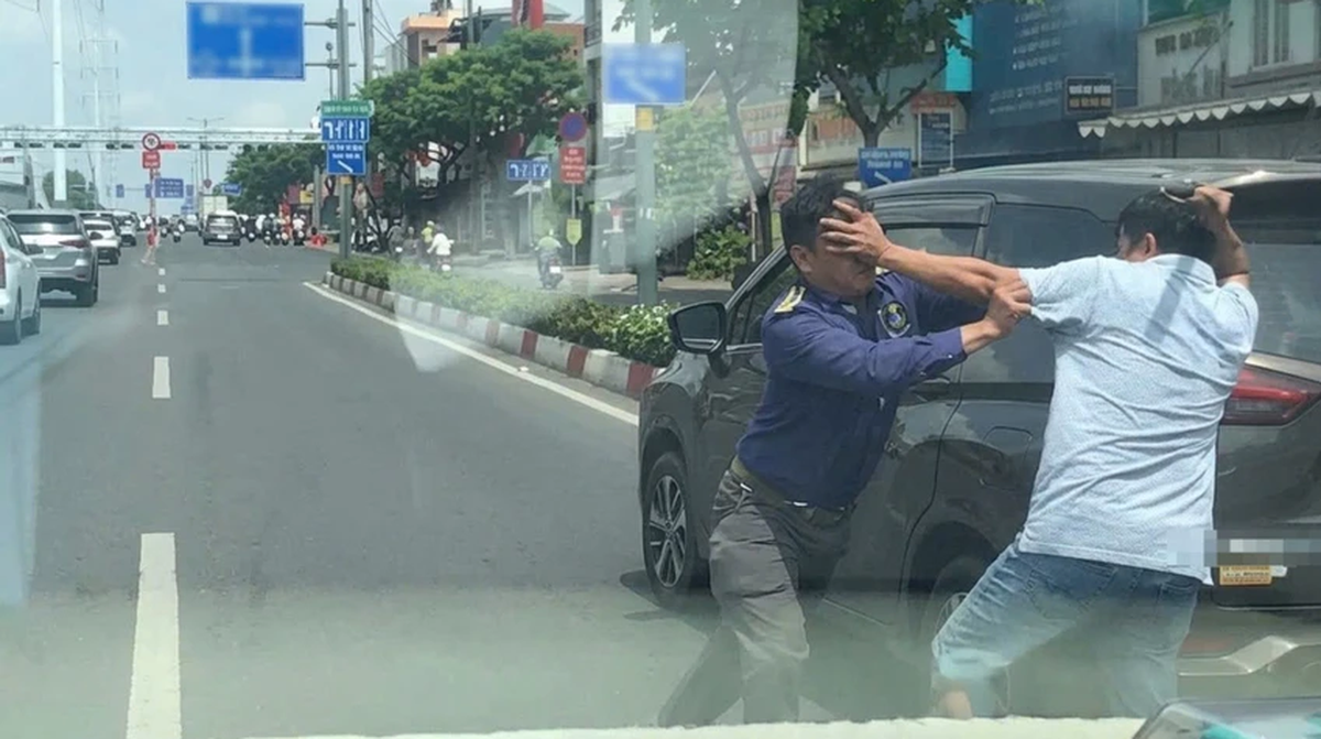 TP.HCM: Hai người đàn ông bất ngờ dừng ô tô, đánh nhau giữa đường
