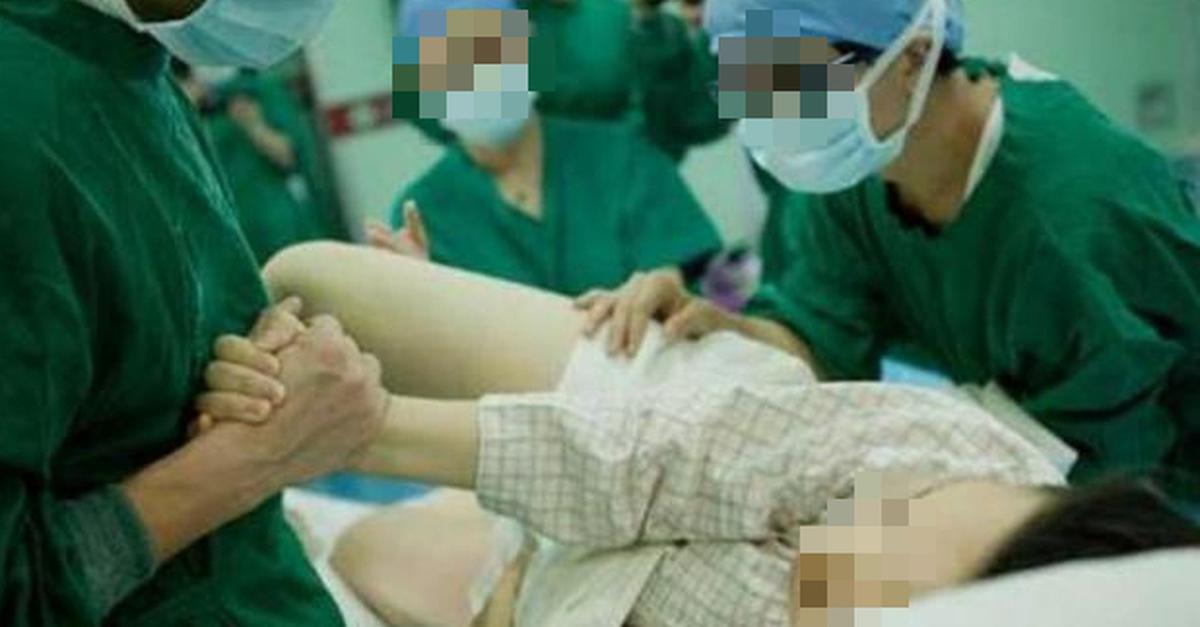 Cô gái 20 tuổi bất ngờ sinh bé gái 2,7kg sau một lần đau bụng: "Tôi tưởng ngộ độc thực phẩm