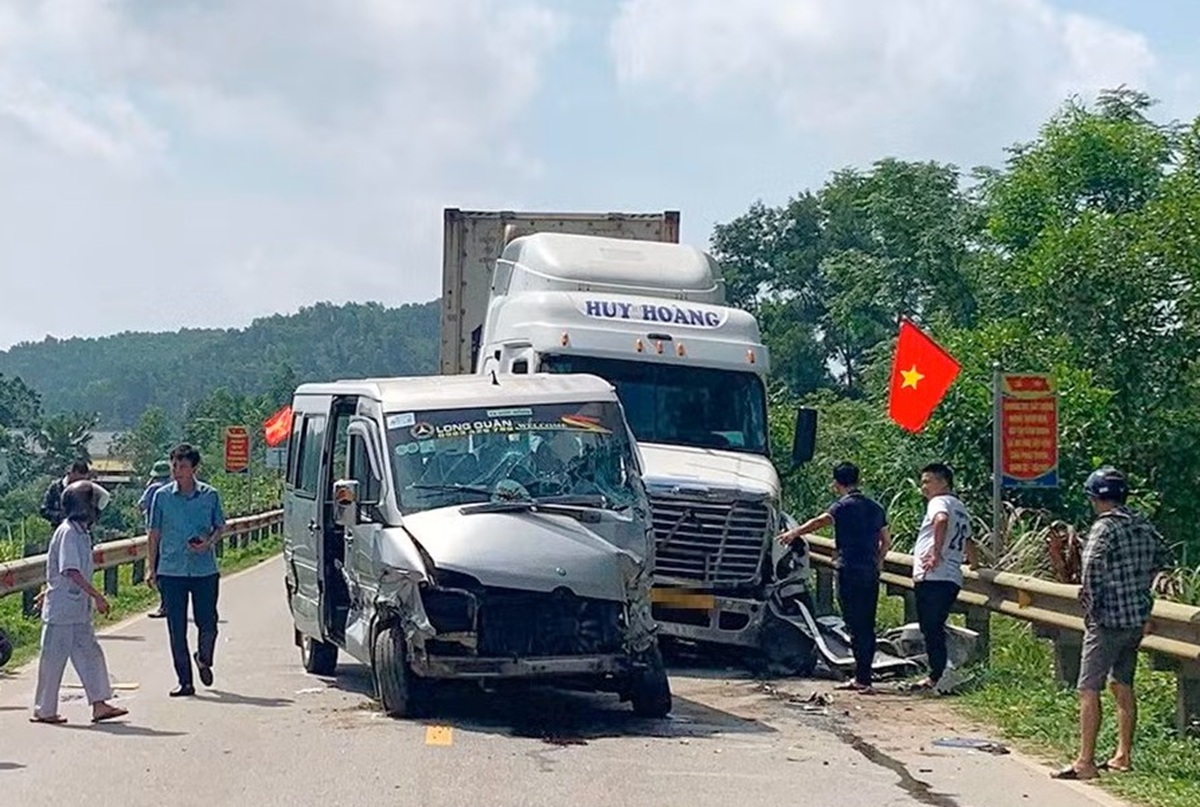 Nguyên nhân vụ xe đầu kéo tông ô tô chở nhà trai đi xin cưới ở Hà Tĩnh