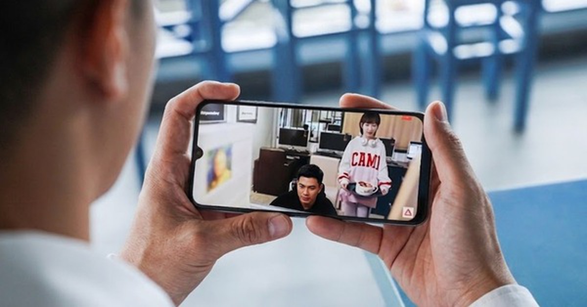 Tôi phát điên với chồng, cả ngày cầm điện thoại làm cái chuyện mà tôi không nghĩ một người đàn ông 54 tuổi sẽ làm