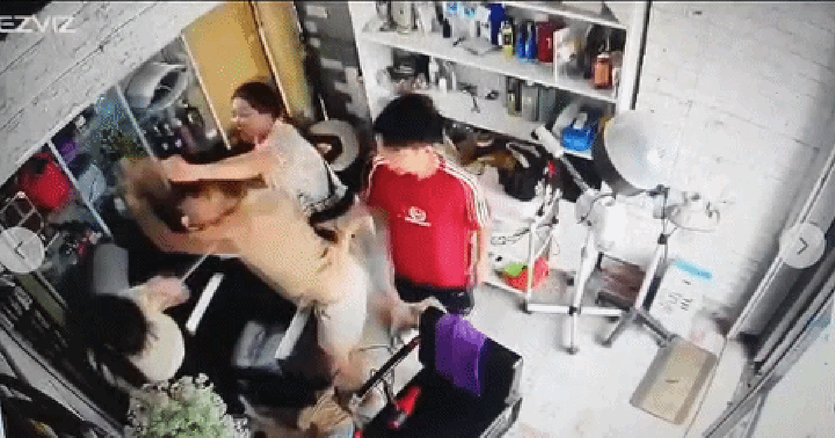 Hà Nội: Người phụ nữ bị đánh túi bụi trong tiệm làm tóc