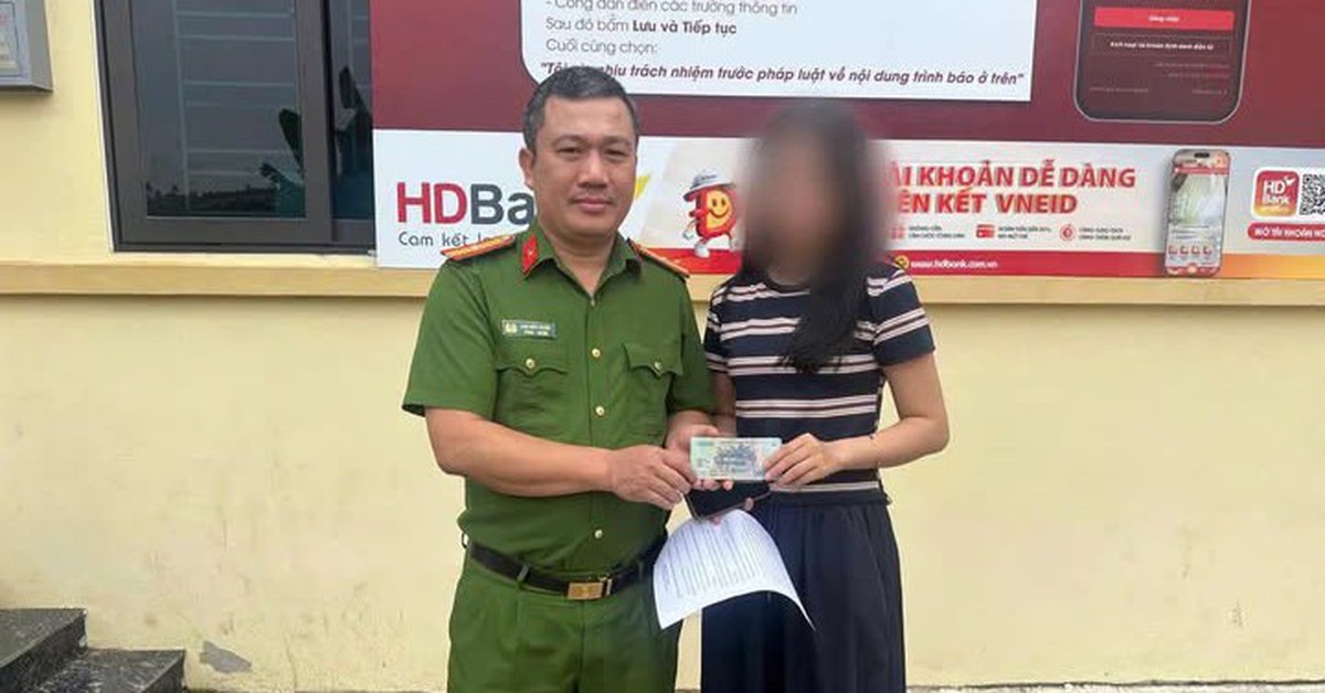 Cô gái trẻ lập tức rút toàn bộ tiền được chuyển khoản, mang đến trụ sở công an