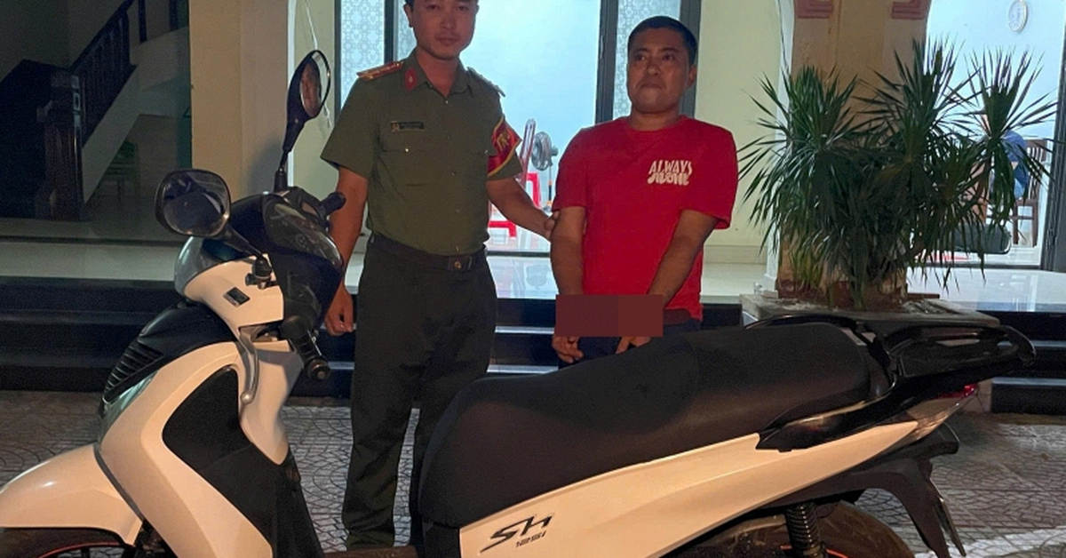 Chở vị khách lúc đêm muộn, tài xế xe ôm công nghệ lập tức đi báo công an