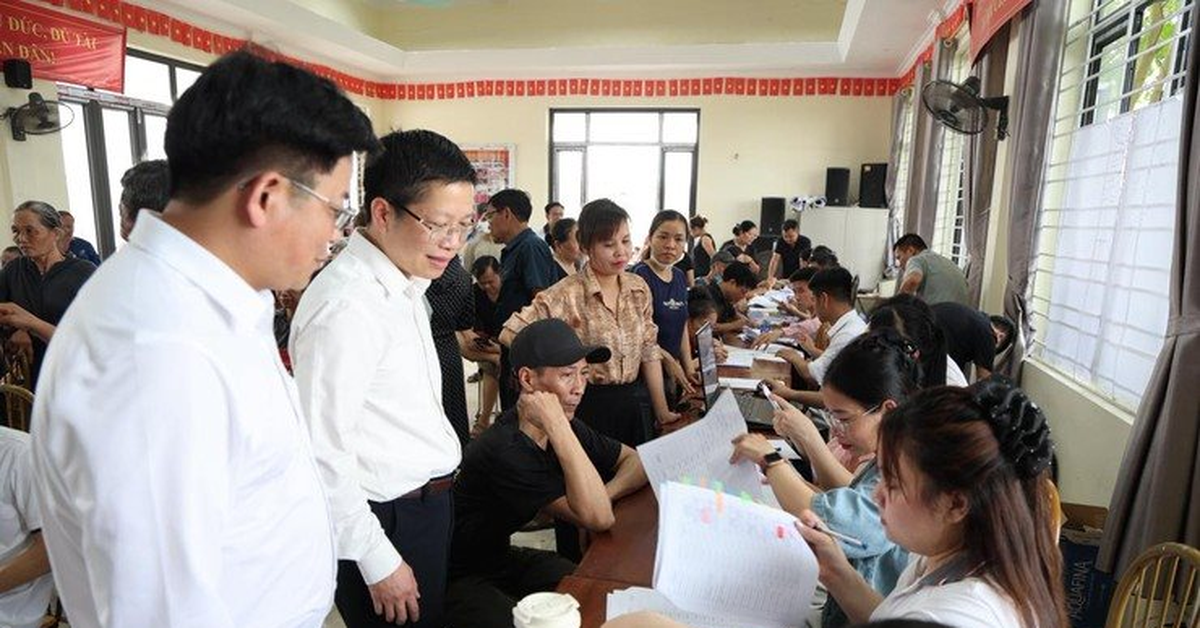 Hàng trăm hộ dân ở một xã Hà Nội ngồi chật kín nhà văn hóa nhận tiền đền bù đất tại siêu dự án 925.000 tỷ đồng có quy mô lớn nhất lịch sử Vingroup