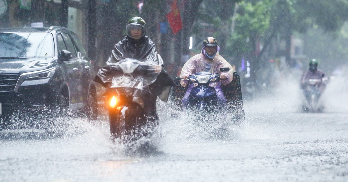 Dự báo thời tiết 17/5: Từ Bắc vào Nam nhiều nơi hứng mưa lớn, nguy cơ dông lốc