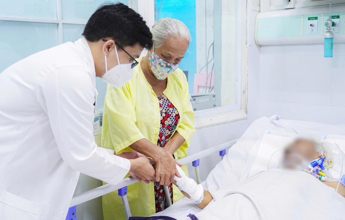 Tắm nước lạnh giải nhiệt ngày nóng, cụ bà 86 tuổi viêm phổi nặng