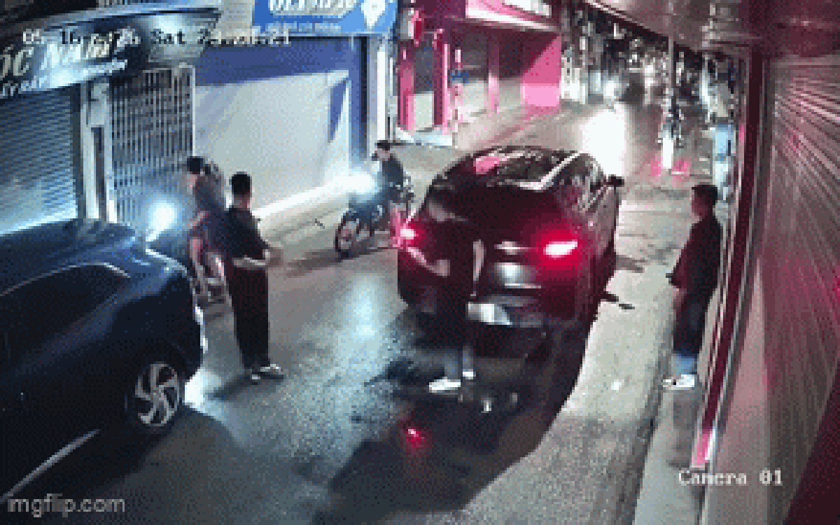 Clip hai nhóm thanh niên thách thức, định lao vào ẩu đả giữa phố Hà Nội