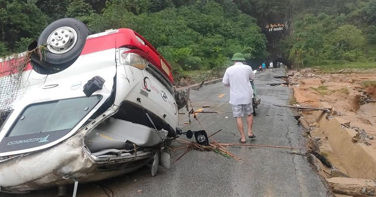 Mưa lũ và dông lốc đánh chìm tàu, cuốn trôi ô tô, thiệt hại hơn 10 tỷ đồng
