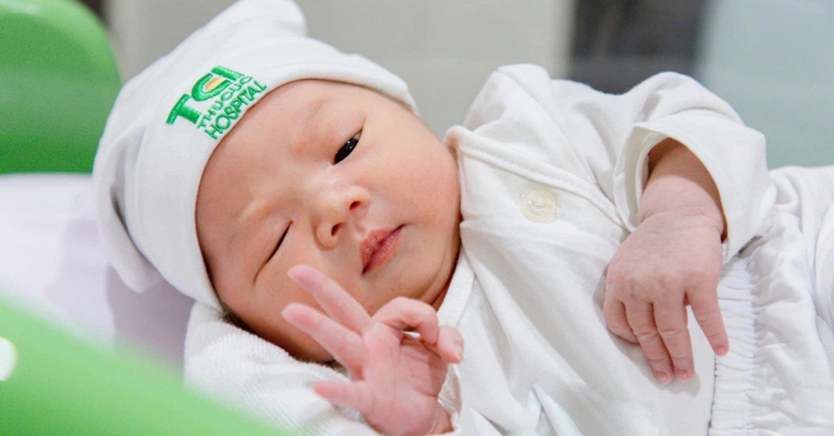 Sau khi đầy tháng, em bé có 3 biểu hiện này thì IQ chắc chắn không thấp, bố mẹ có thể yên tâm!