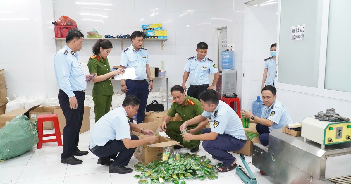 Khám xét khẩn cấp 4 địa điểm, tạm giữ 14 người trong đường dây do Nguyễn Văn Đức 36 tuổi cầm đầu