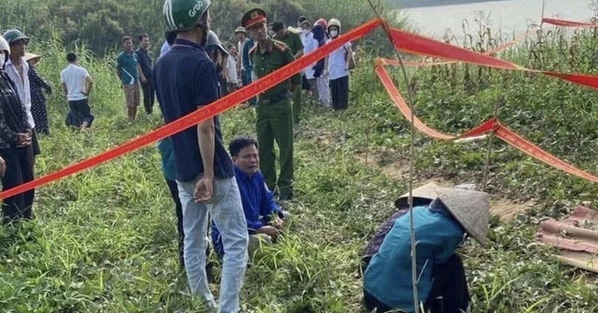 Nỗi đau gục ngã bên bờ sông Lô: Còn gì đau lòng hơn với 1 người mẹ khi phải tiễn đứa con ở độ tuổi non nớt đi thật xa