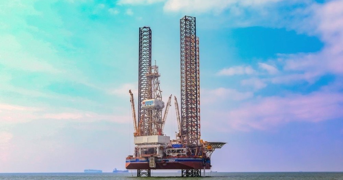 Khoảnh khắc lịch sử hạ thuỷ giàn khoan khổng lồ cao 145m, nặng 12.000 tấn, trị giá 180 triệu USD do chính kỹ sư người Việt đảm nhiệm