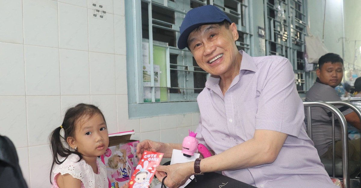 Tỷ phú Johnathan Hạnh Nguyễn xuất hiện tại BV Nhi đồng 2 với chiếc túi "Very Special" vào ngày đặc biệt