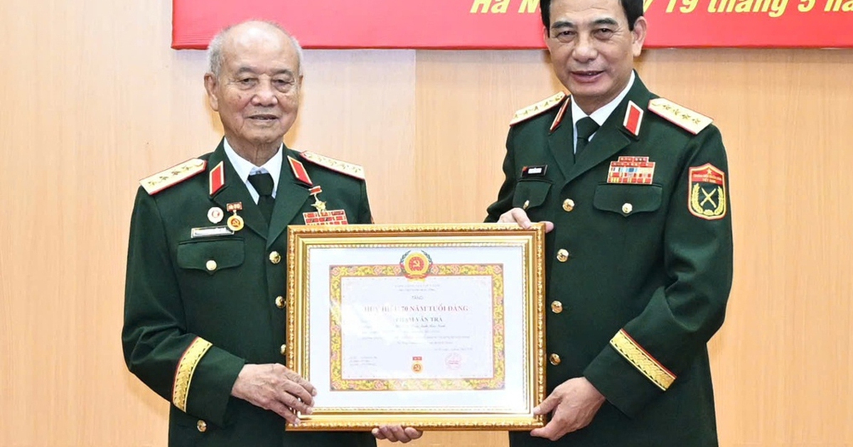 Đại tướng Phan Văn Giang trao Huy hiệu 70 năm tuổi Đảng tặng Đại tướng Phạm Văn Trà
