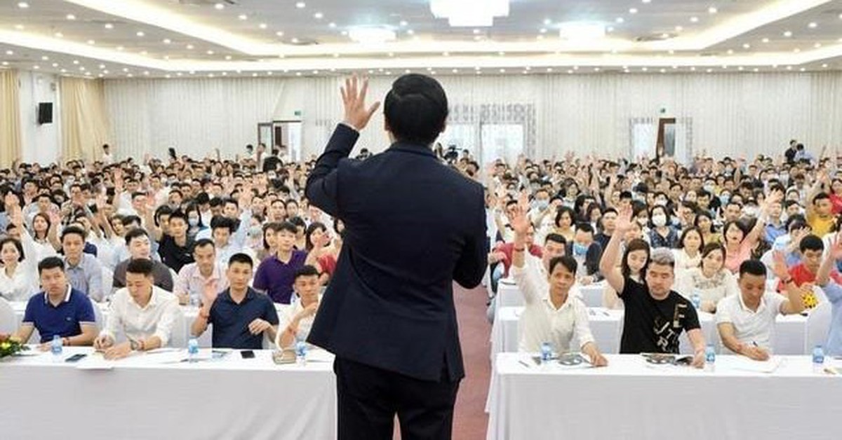 Một công ty "dạy làm giàu" phải dừng bán khóa học, chủ tịch là diễn giả nổi tiếng bất ngờ xin từ chức