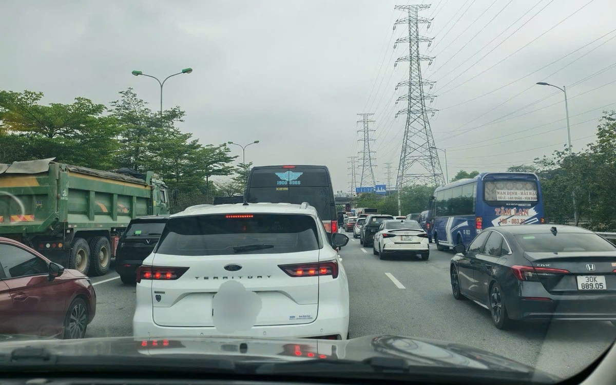 Còn 1 ngày nữa mới hết Lễ, cao tốc đã bắt đầu đông đúc người "về sớm cho đỡ tắc