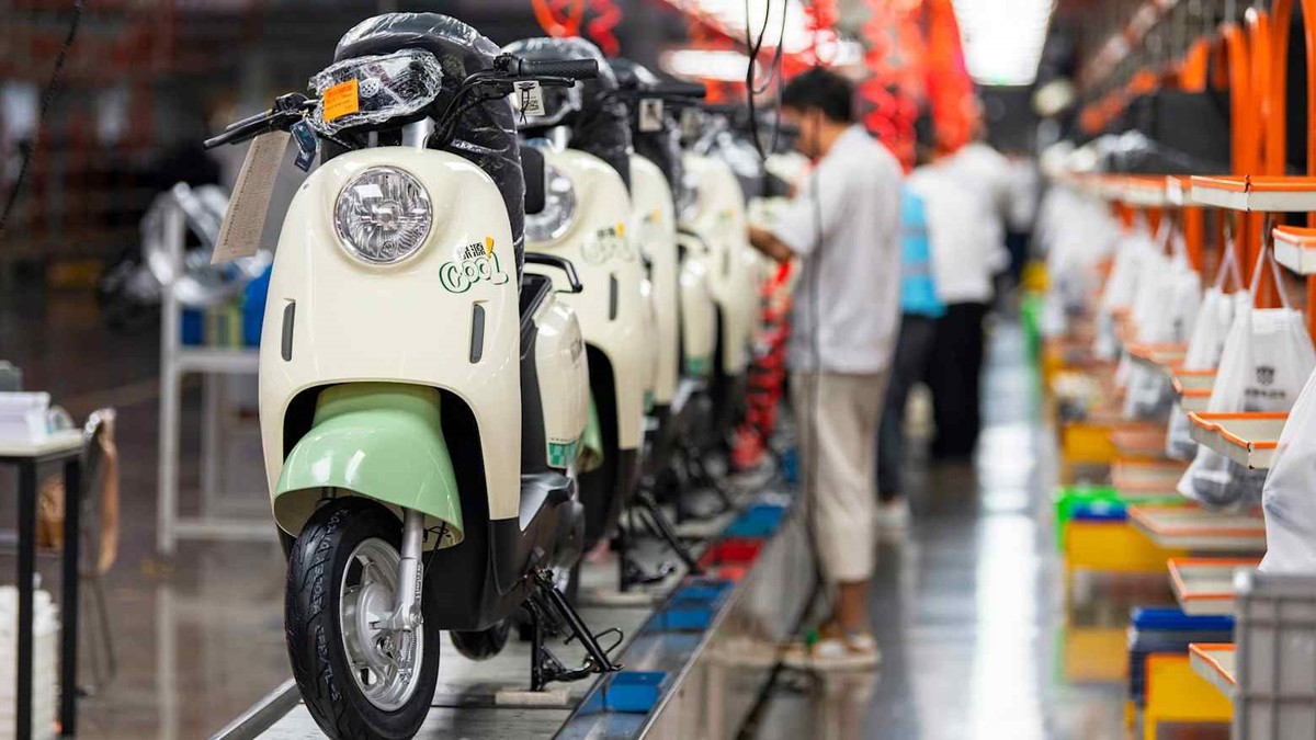 "Thời tới cản không kịp", xe máy điện Trung Quốc ồ ạt đổ bộ vào thị trường hơn 700 triệu dân, có nơi cung không đủ cầu - đâu là nguyên nhân?