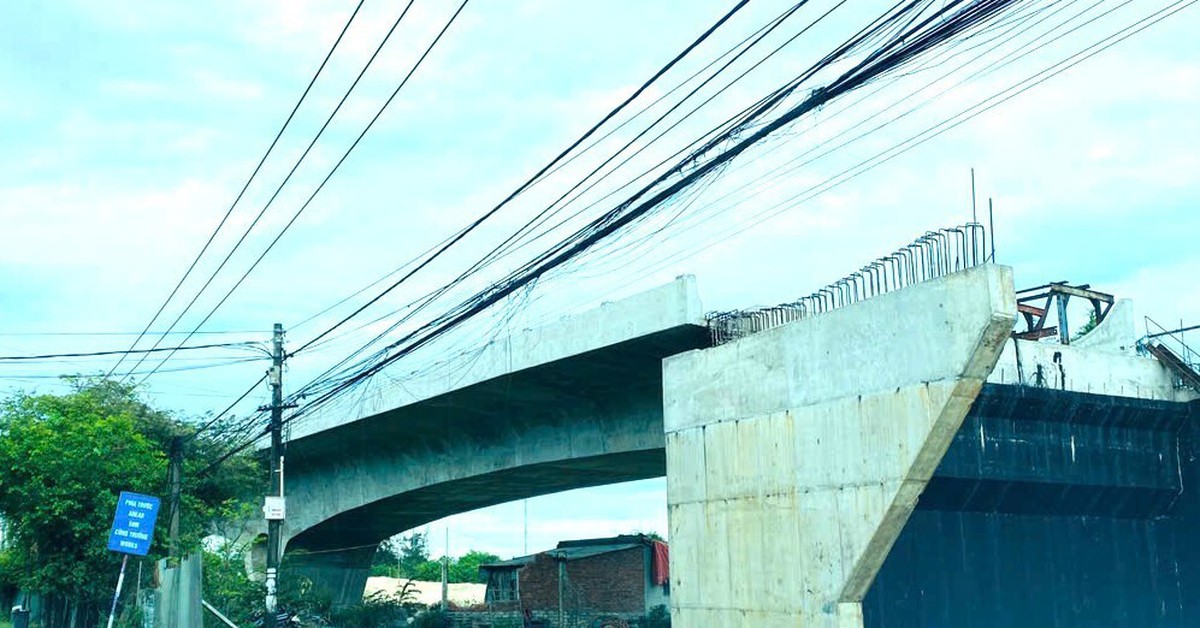 Cắm biển báo công trường thi công nhưng 2 năm trời không thấy bóng công nhân