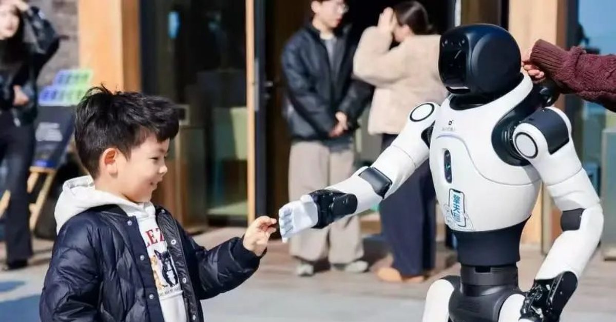 Chỉ một cú ngã “vô tình”, lần đầu tiên robot Trung Quốc được công ty bảo hiểm chi trả lên tới 23 triệu đồng!