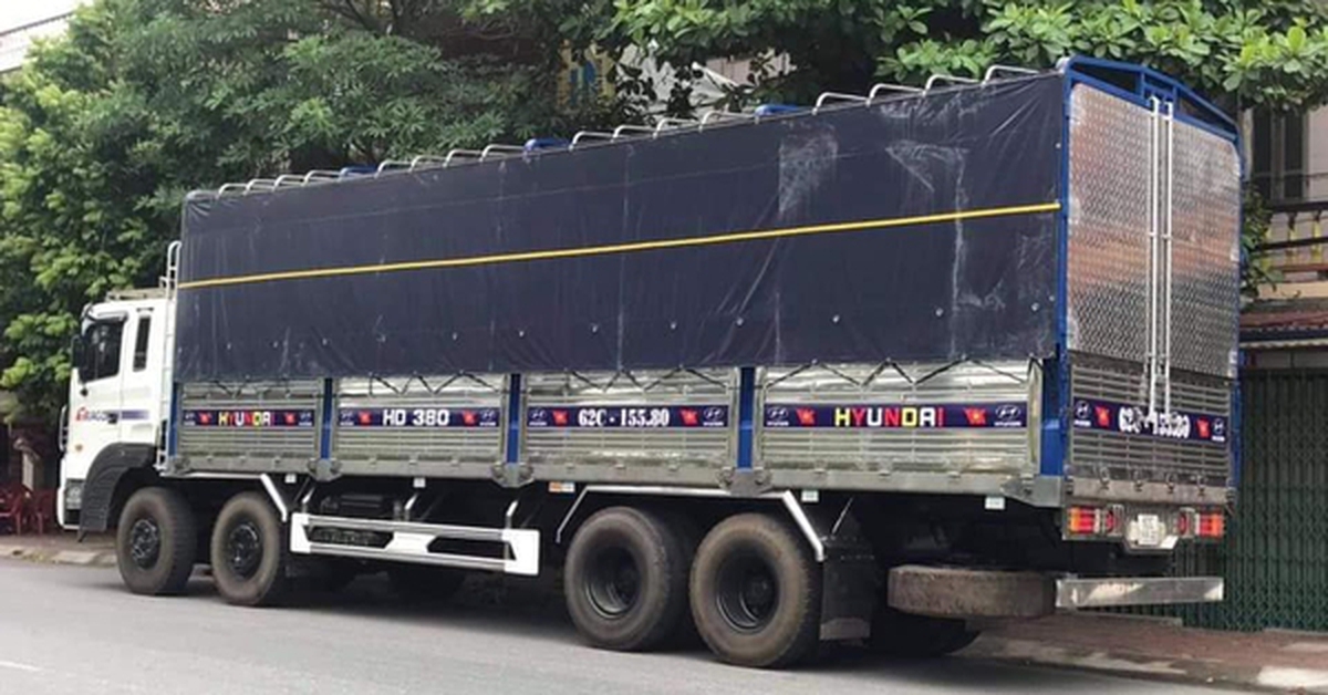 Phát hiện xe tải màu đen lạ, công an Việt Nam lập tức vào cuộc theo dõi giám sát, kiểm tra