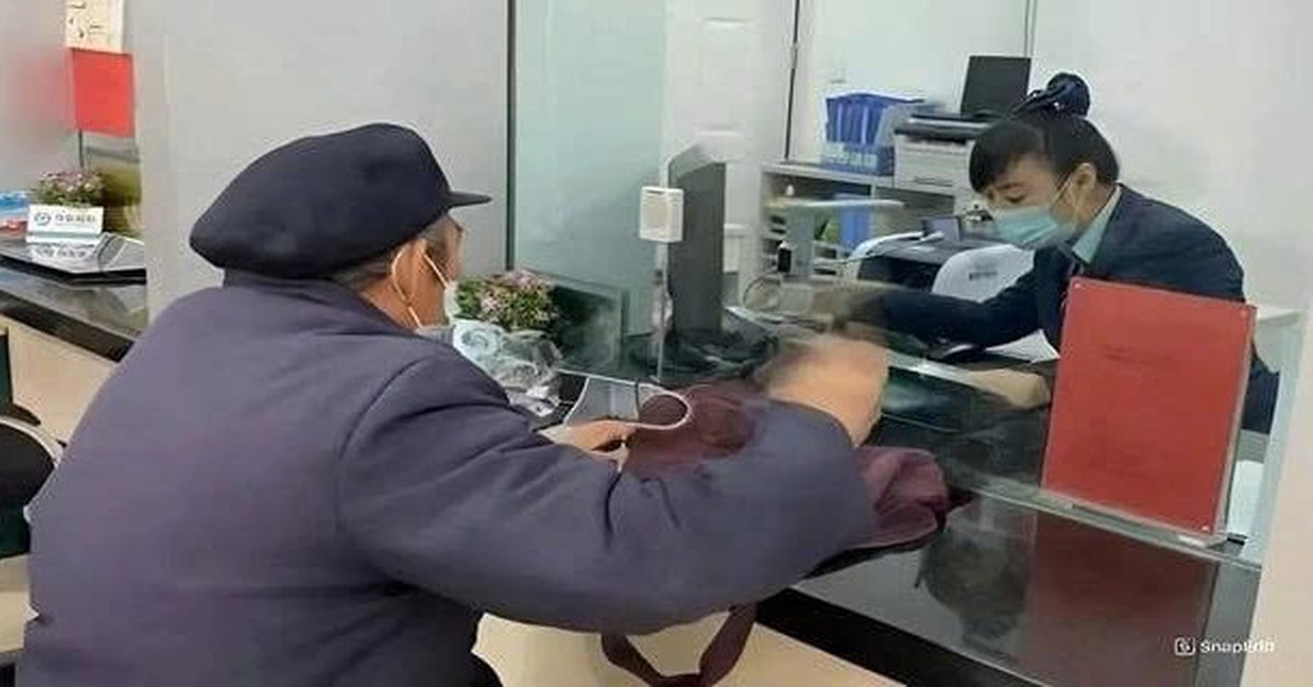 Phát hiện nhân viên ngân hàng cố tình trì hoãn phục vụ cụ ông chuyển khoản 200 triệu đồng: Công an Hà Nội vào cuộc điều tra