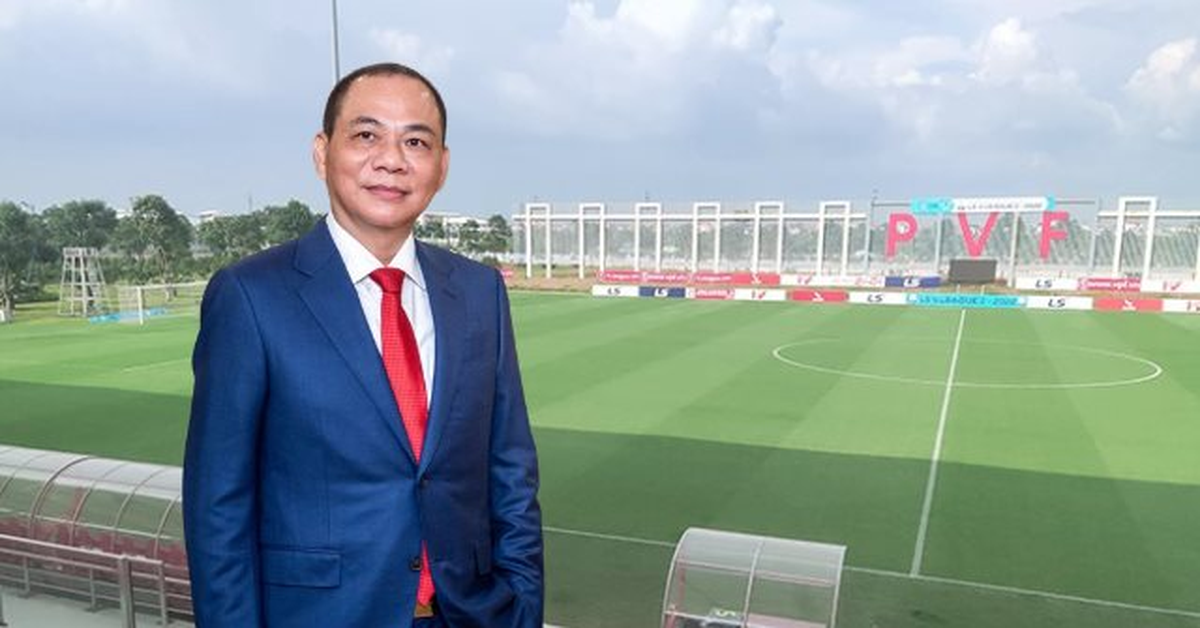 Tỷ phú Phạm Nhật Vượng 18 năm chi hàng trăm triệu USD cho bóng đá Việt Nam và cú bắt tay với "nhà vua" V.League