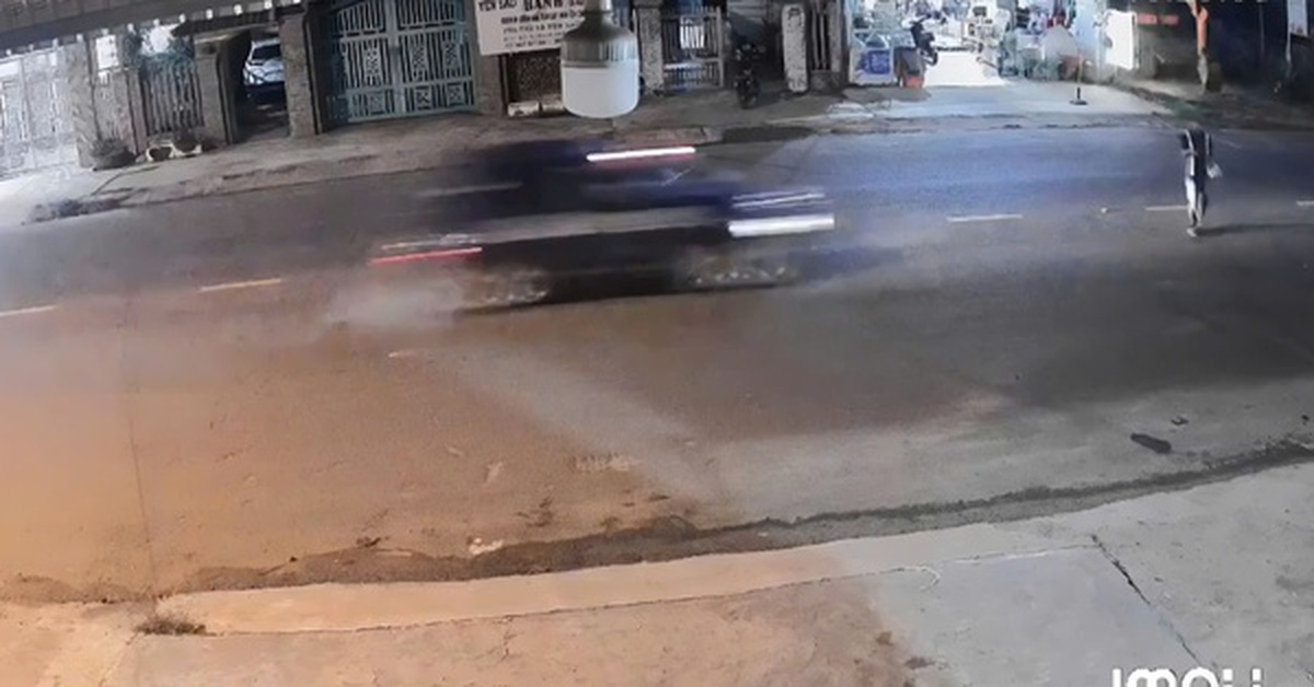 CLIP: Taxi tông một người đi bộ tử vong