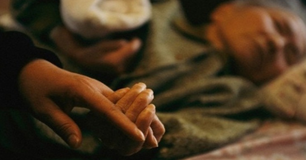 Mẹ chồng cũ gọi tôi về gặp mặt lần cuối, nhưng vừa bước vào nhà, tôi đã bắt gặp 2 khuôn mặt cùng nụ cười sượng trân