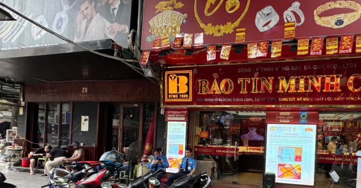 Cảnh tượng lạ trên "phố vàng" Hà Nội