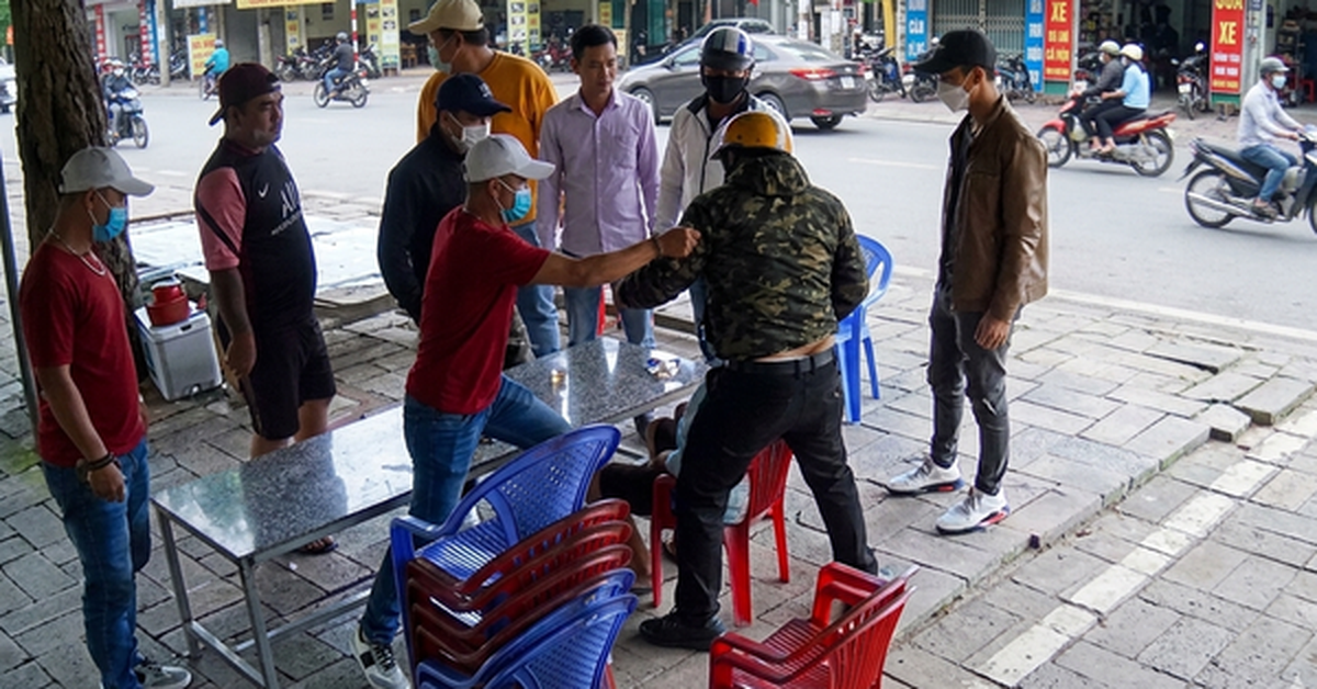 Tôi từng suốt ngày bắt chồng học theo anh rể, đến khi chứng kiến cảnh tượng trên phố thì cả hai vợ chồng đều chết lặng