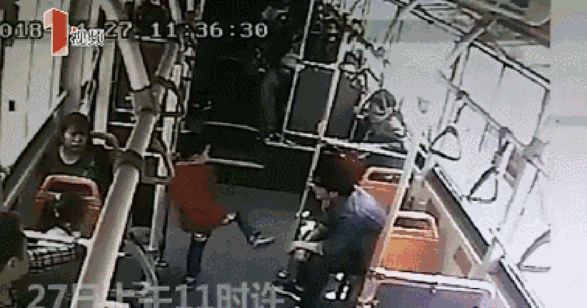 15 giây KINH HOÀNG trên một chuyến xe buýt khiến MXH bùng nổ: Hãy dạy con bạn cẩn thận vì ngoài xã hội, không phải ai cũng lành tính!
